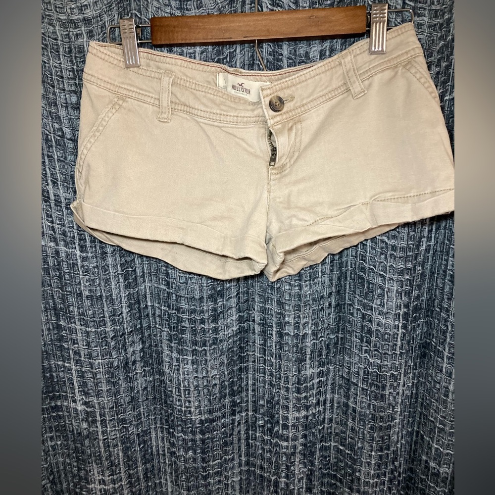 Hollister Light Beige Casual Shorts with Contrast Stitching